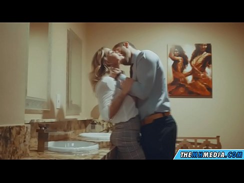 ❤️ Quando una bionda formosa ti seduce in un bagno pubblico ❤️❌ Video di sessoal it.yourxxxvideos.ru ❌❤